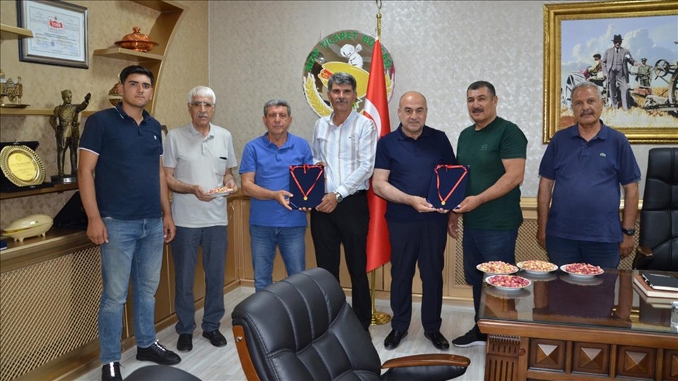Sezonun ilk Antep fıstığı mahsulü altınla ödüllendirildi