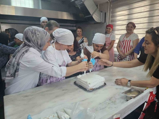Bornova Halk Eğitim Merkezi’nde pasta atölyesi buluşması