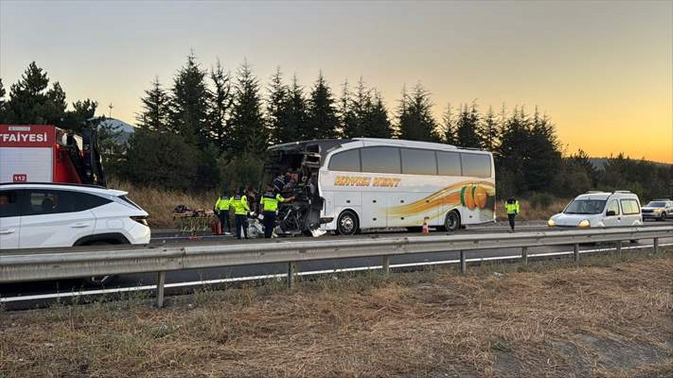 Anadolu Otoyolu’nun Bolu kesiminde otobüsün kamyona çarptığı kazada 1 kişi öldü, 10 kişi yaralandı