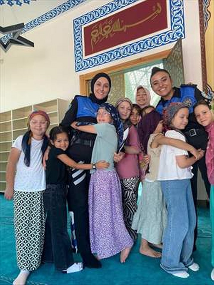 Bolu’da polisler yaz Kur’an kurslarında eğitim gören çocuklarla buluştu