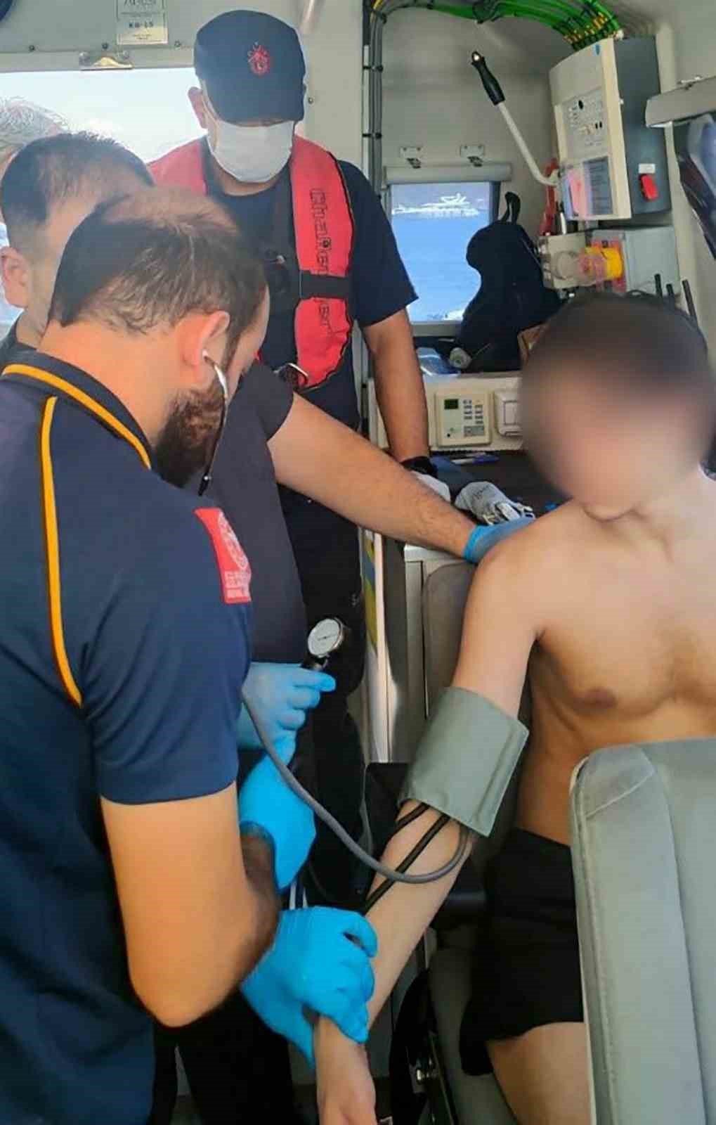 Gezi teknesinde rahatsızlanan vatandaşa tıbbi tahliye
