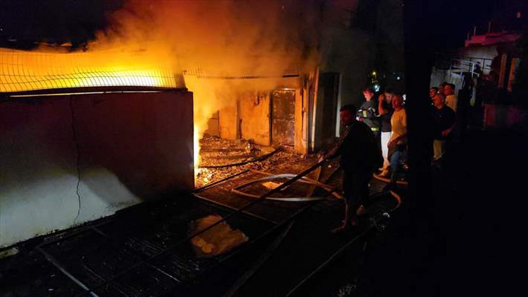Zonguldak’ta halı yıkamacıda başlayıp evlere sıçrayan yangın söndürüldü