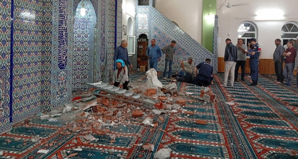 Depremde hasar gören camiye giden şahıs hayatını kaybetti