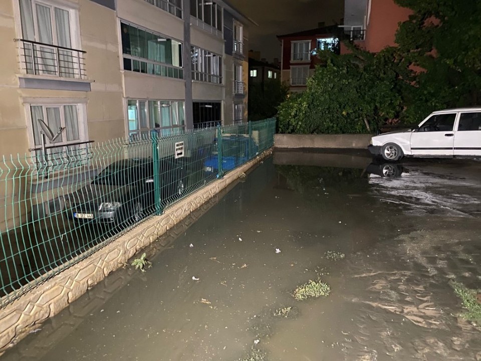 Ankara’da sağanak yağış etkili oldu… Yollar göle döndü, evleri su bastı
