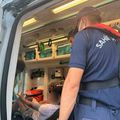 Yüzerken yaralanan vatandaşa tıbbi tahliye gerçekleştirildi