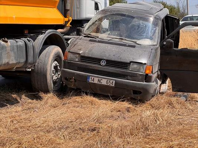 Bolu’da hafriyat kamyonuyla çarpışan panelvandaki 2 kişi yaralandı