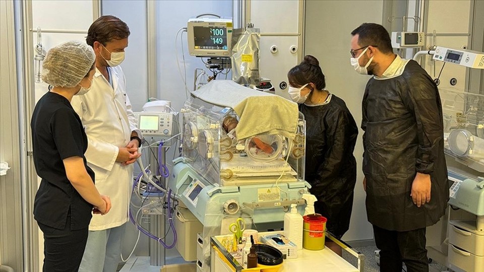 İç organları dışarıda doğan bebek, ailesi ve doktorların kararlılığıyla yaşama tutundu
