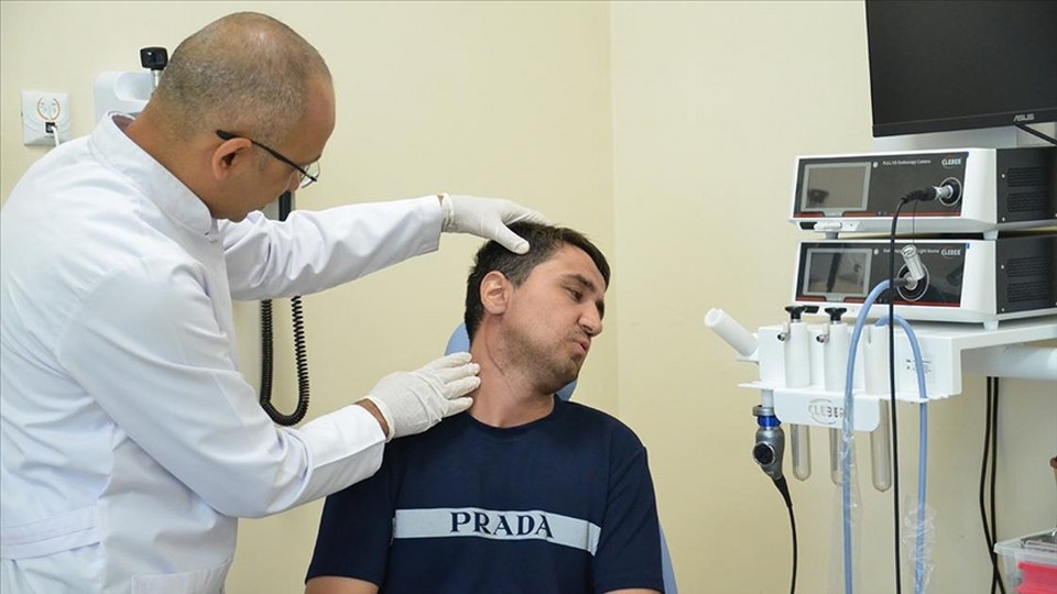 Yüzündeki 15 yıllık tükürük bezi tümöründen 5 saatte kurtuldu