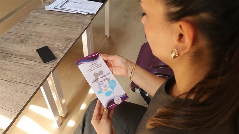 Bebeklerini emzirmede sorun yaşayan anneler çözümü “Emzirme Destek Hattı” ile buluyor