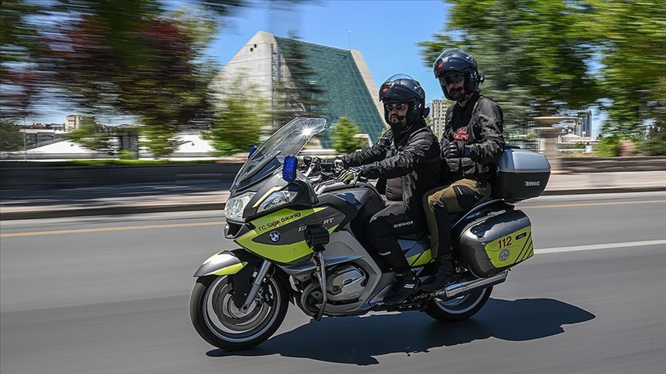 Motosiklet ambulans ekipleri hastaya hızla ulaşarak etkin müdahale sağlıyor