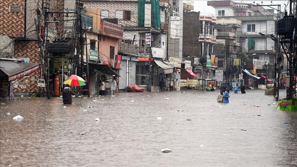 Pakistan’ın kuzeyindeki sellerde ölenlerin sayısı 330’a yükseldi