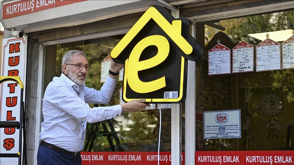 Yetkili emlak ofislerine “e” tabelaların asılmasına başlandı