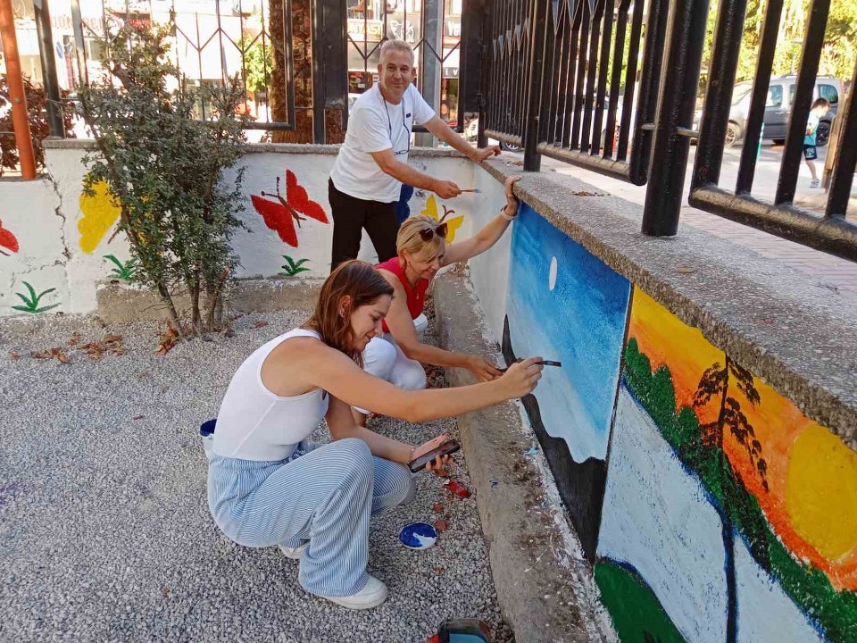 Veliler ve öğretmenler el ele verdi okul güzelleşti