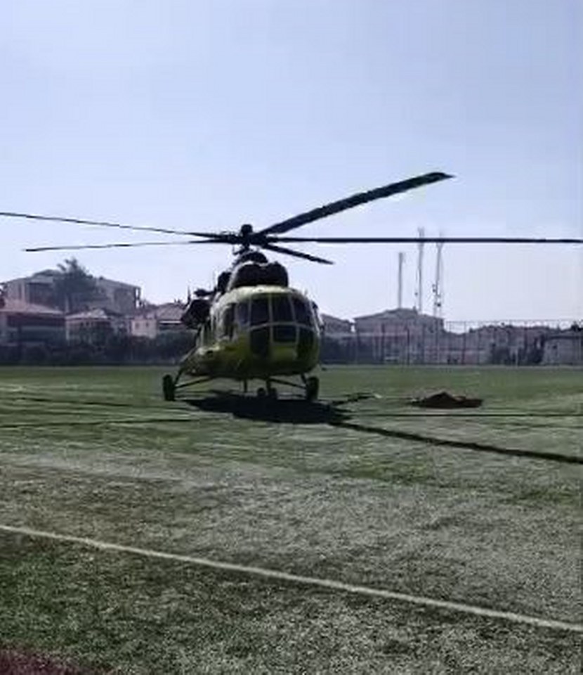 Saatlerdir alevlere su atan helikopterler yakıt ikmalini stadyumda yapıyor