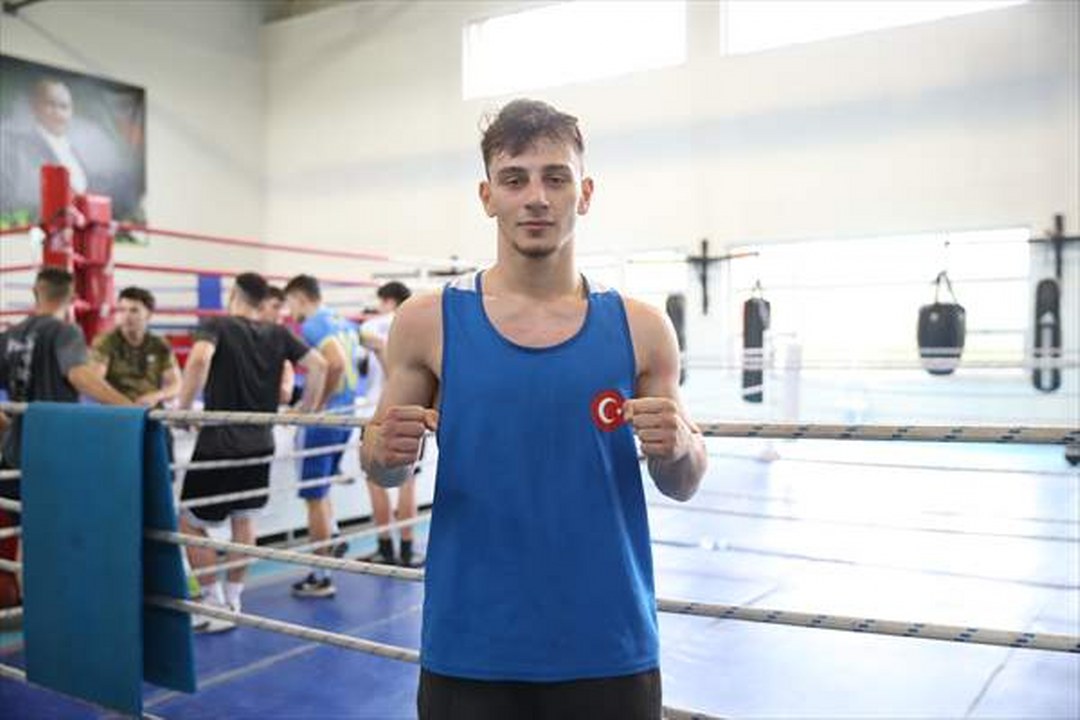Milli boksör Mustafa Ömer Şahin, Avrupa şampiyonluğu için yumruk sallıyor