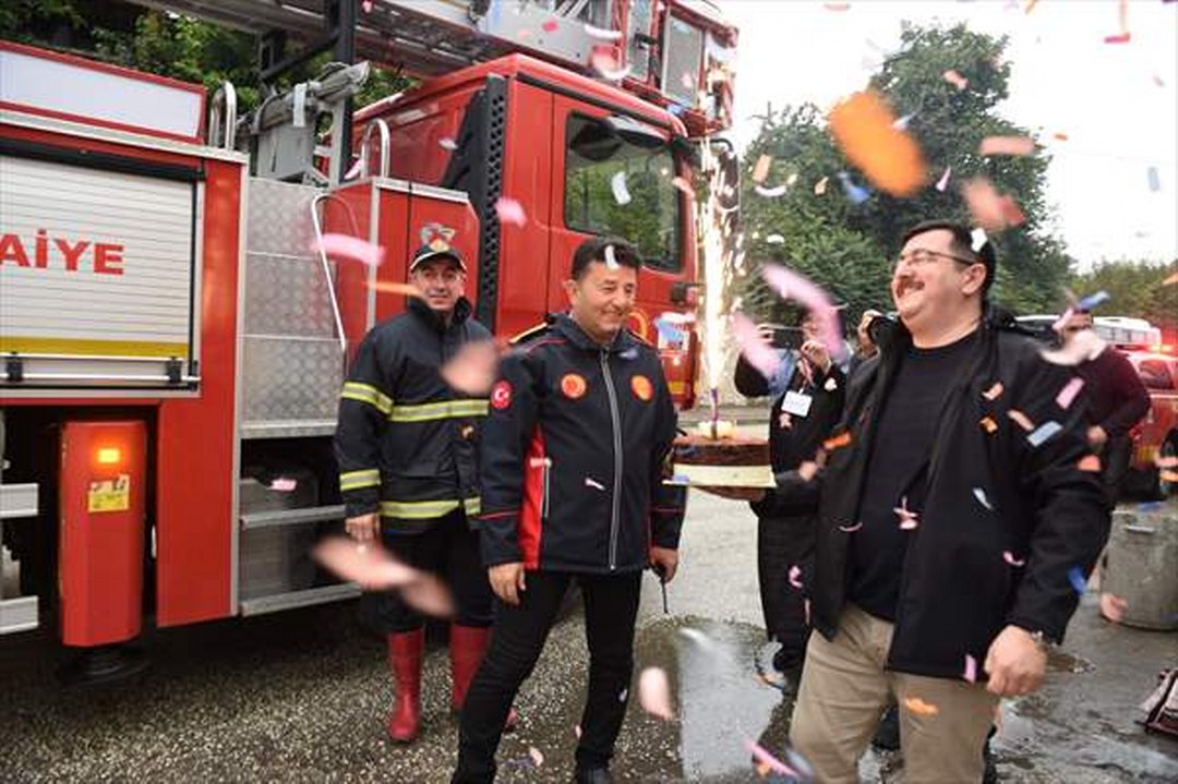 Yangın ihbarına giden itfaiye ekiplerine sanayi çalışanlarından sürpriz kutlama