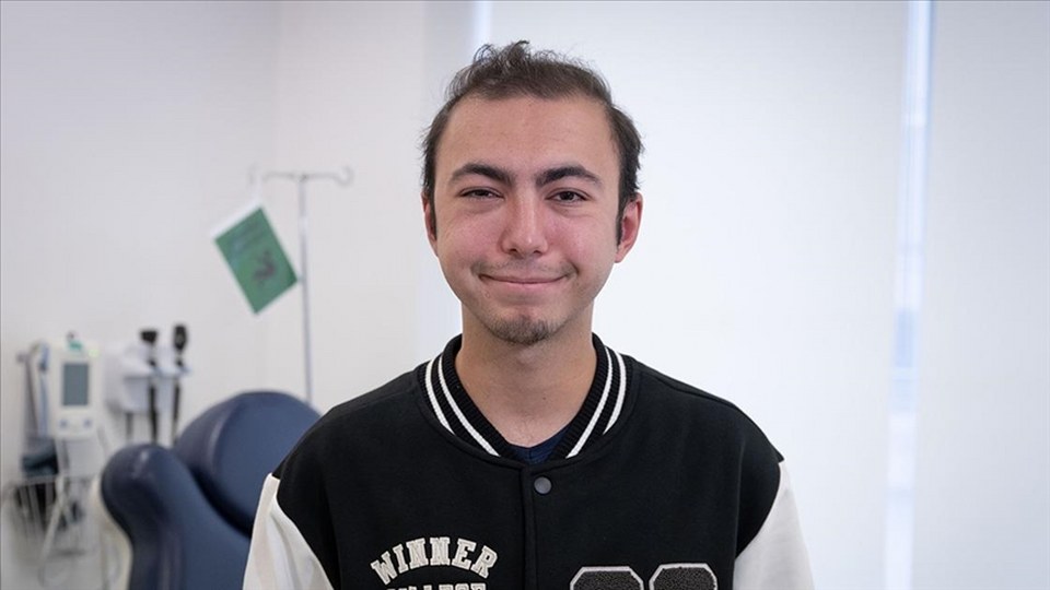 Kemik iliği bağışıyla lösemiyi yenen genç yarım kalan üniversite eğitimini tamamladı