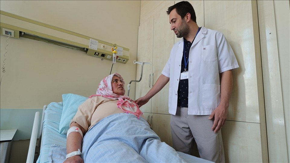 Böbreğindeki kanserli kitleden kapalı cerrahi müdahaleyle kurtulan kadın sağlığına kavuştu