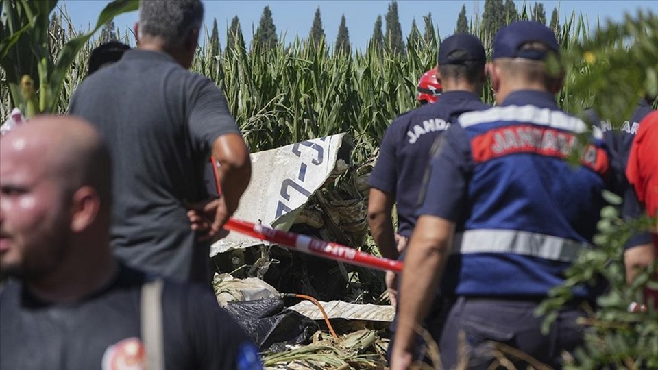 İzmir’de eğitim uçağı düştü, pilot hayatını kaybetti