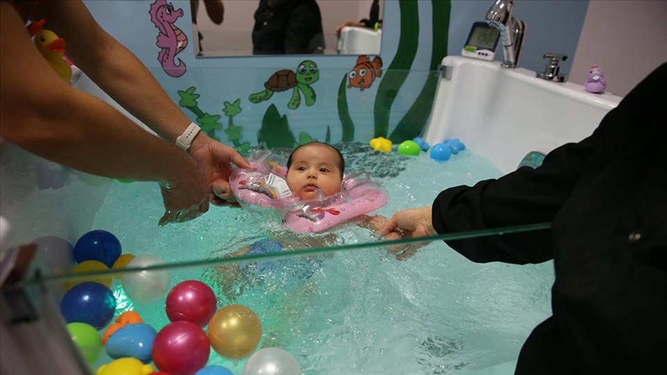 Bebeklerin fiziksel gelişimi için devlet hastanesinde jakuzi ve masaj hizmeti