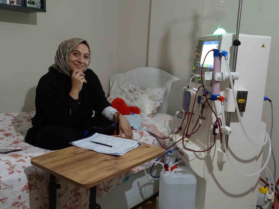 Evinde kendi diyalizini kendisi uyguluyor