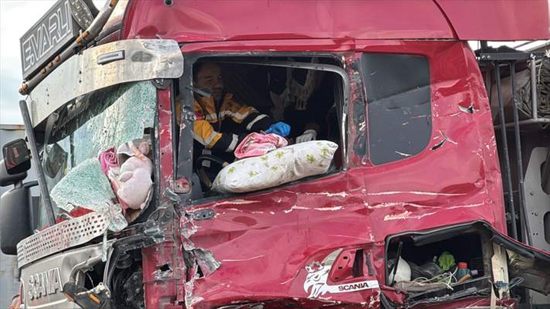Anadolu Otoyolu’nun Bolu kesiminde bariyere çarpan tırın sürücüsü yaralandı