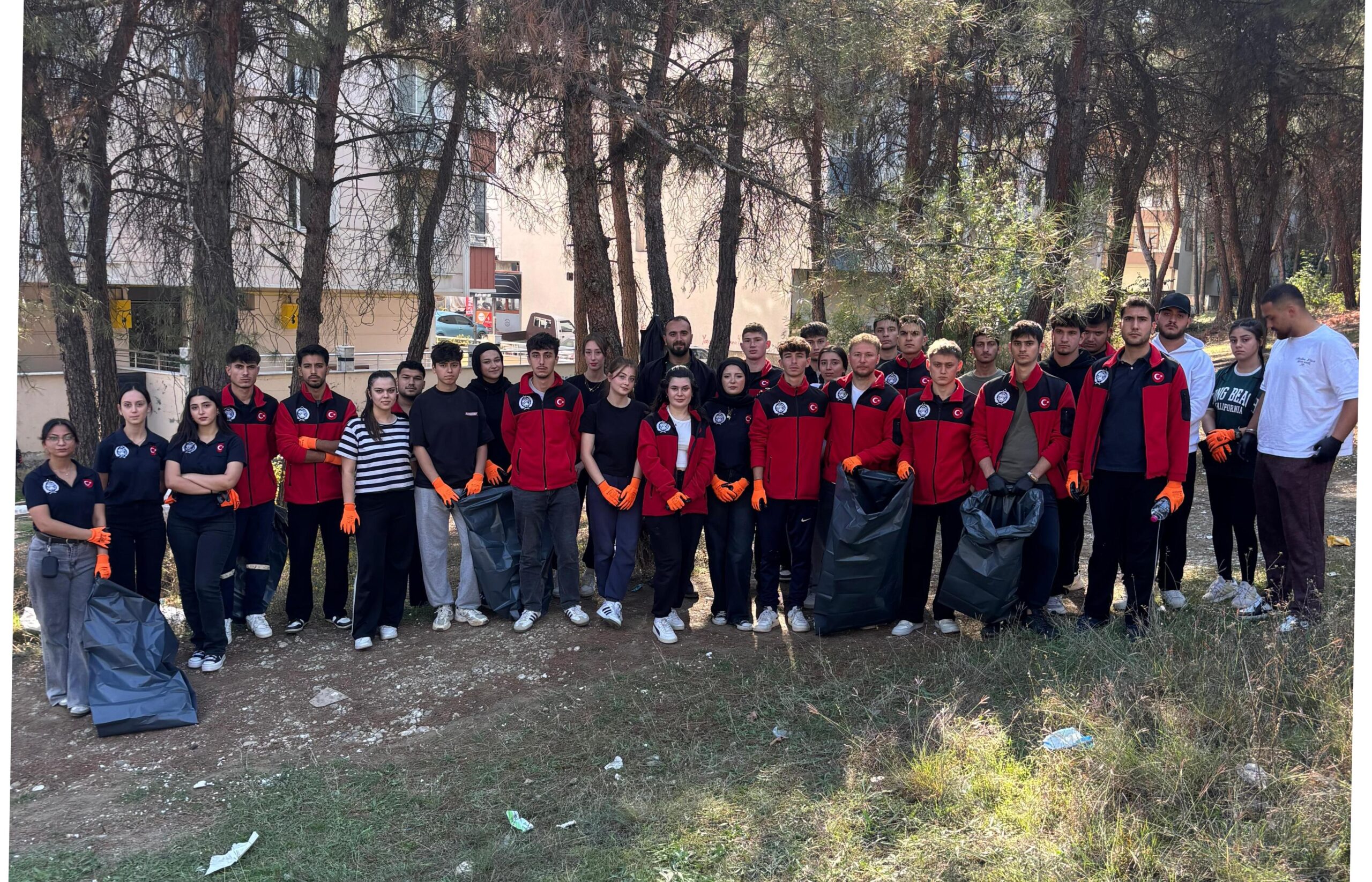 Öğrenciler ormanlık arazide çevre temizliği yaptı