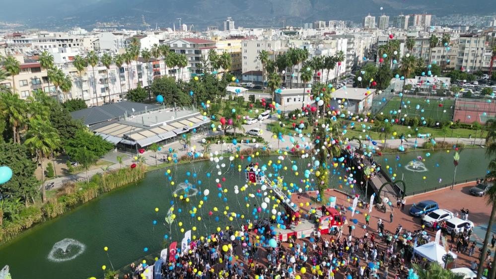 Babası ‘kimsemiz yok’ demişti, kanseri yenen Tamer Talha için balonlar gökyüzüne bırakıldı