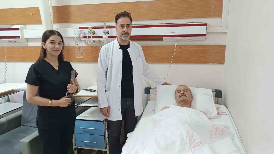 Tenis oynarken omuz çıkığı yaşayan 64 yaşındaki hasta, kullanılan özel plakla sağlığına kavuştu