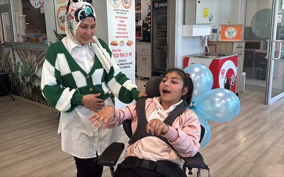 Serebral palsili Zeynep’in yüzü “Taşıma ve pozisyonlama cihazı” ile güldü