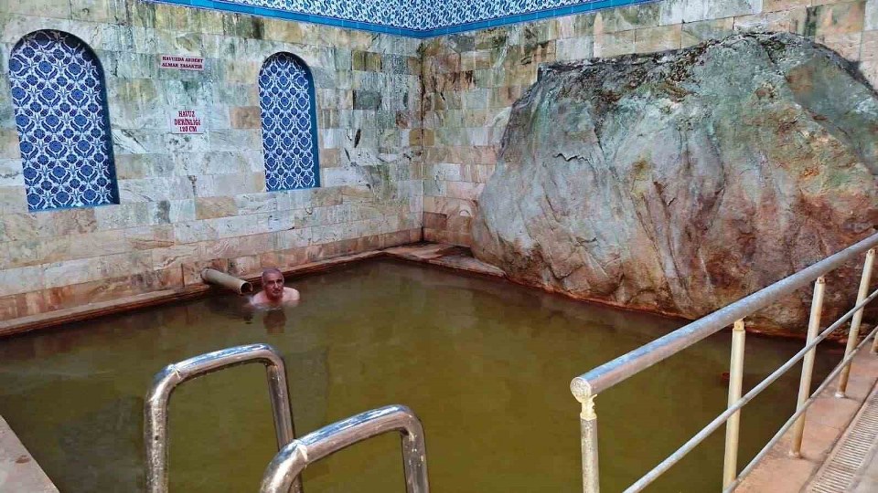 Emet Yeniceköy şifa hamamı havuzunda bulunan devasa kaya ile ilgi odağı