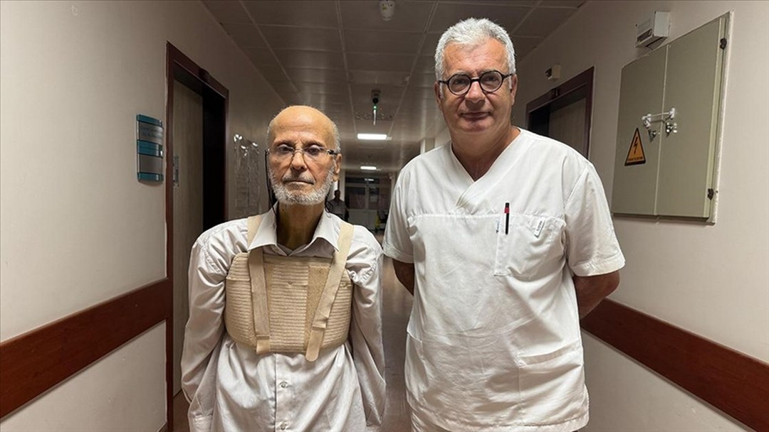 Kalbi 3 kez duran 74 yaşındaki hasta “literatürlük ameliyat”la sağlığına kavuştu