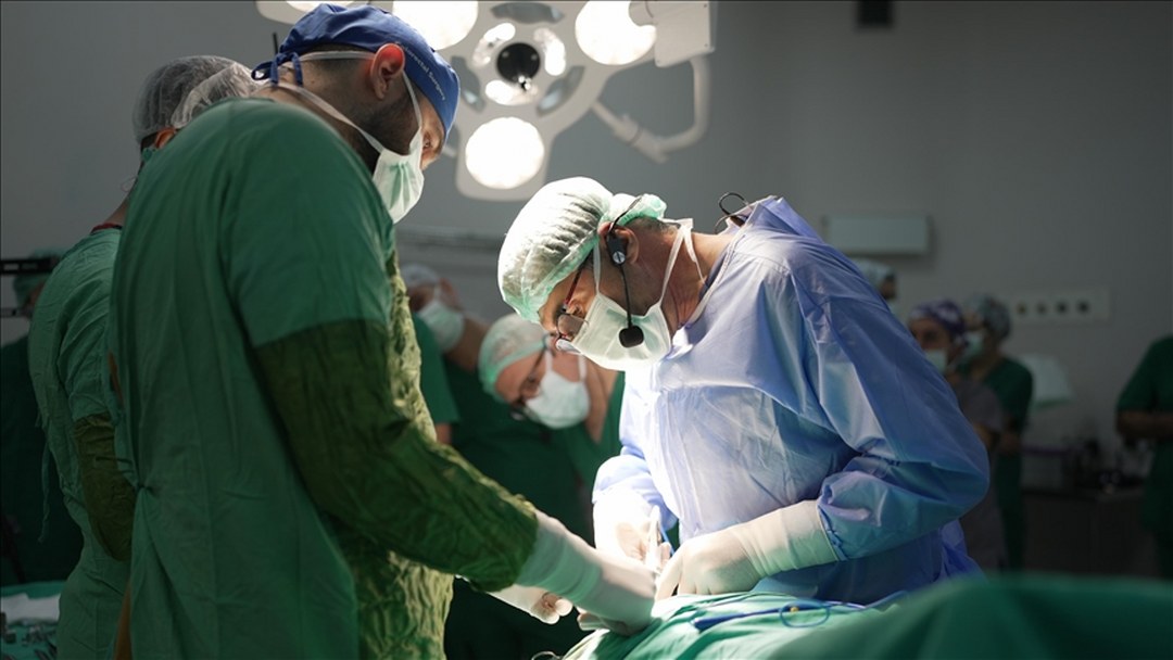 Malatya’da farklı illerden cerrahların da katılımıyla 14 canlı ameliyat yapıldı