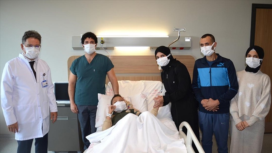 Bursa’da 9 yaşındaki çocuk babasından yapılan böbrek nakliyle yaşama tutundu