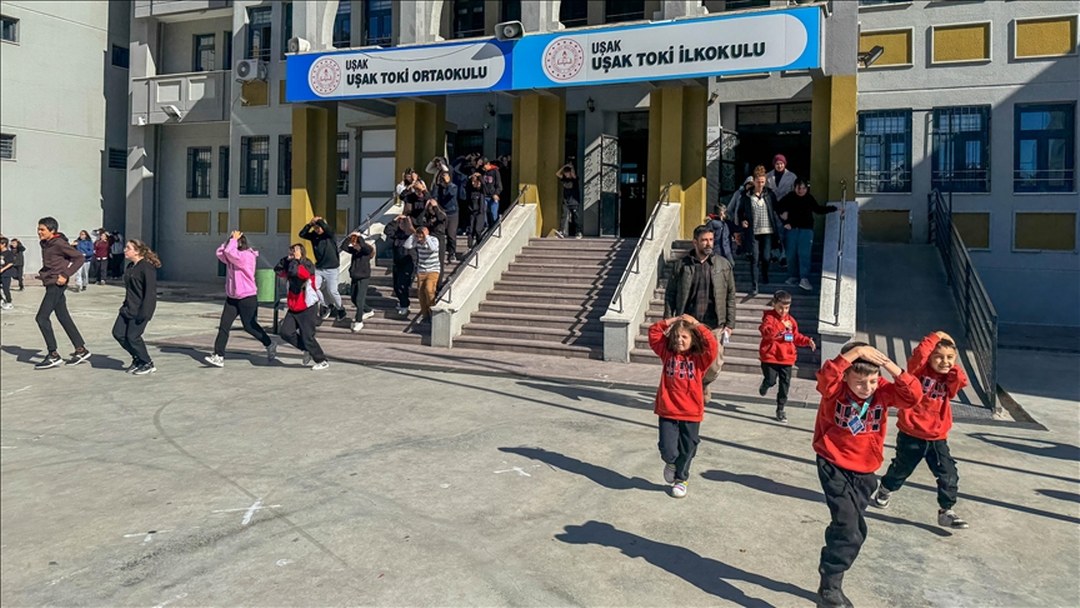 MEB’den afetlere karşı okullarda eş zamanlı tahliye tatbikatı