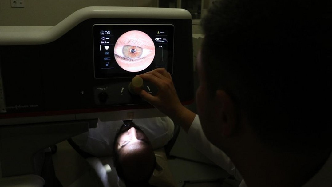 Kayseri Şehir Hastanesi’nde uygulanan 3. nesil lazer tedavisiyle gözlükten kurtuluyorlar