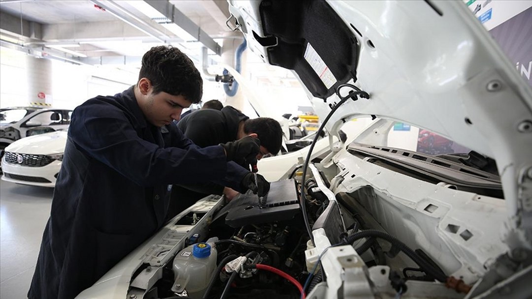 Otomotiv sektörüne eleman yetiştiren meslek lisesi AR-GE çalışmalarıyla da öne çıkıyor