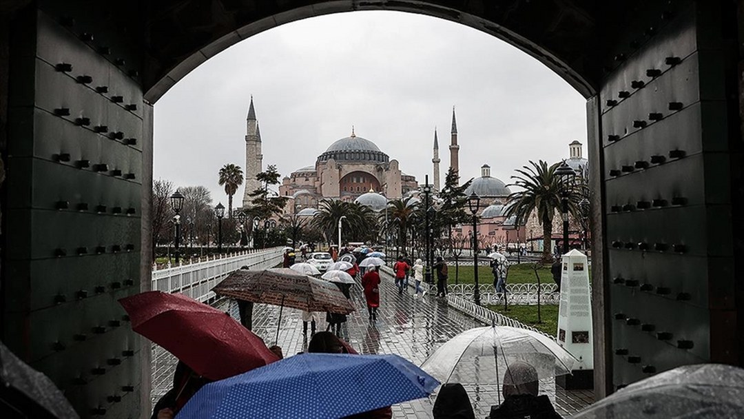 Yıl sonunda 53 milyon yabancı ziyaretçiye, 64 milyar dolar turizm gelirine ulaşılması bekleniyor