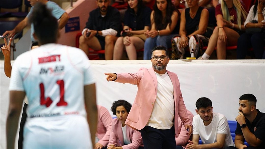 Basketbol antrenörleri, meme kanseri farkındalığı için parkeye pembe ceketle çıkıyor