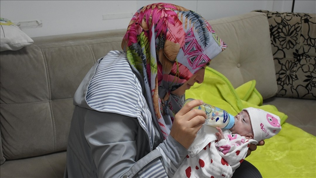 Dünyaya 25 haftalıkken gelen Hatice Asel bebek 3,5 aylık tedavi sonrası ailesine kavuştu