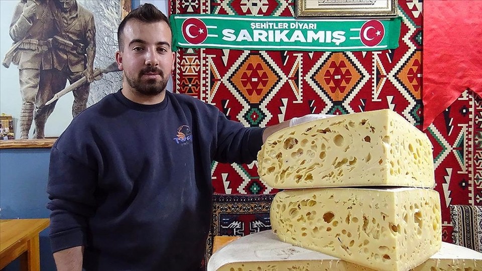 Kars’ın tescilli gravyer peyniri tezgahlarda yerini aldı