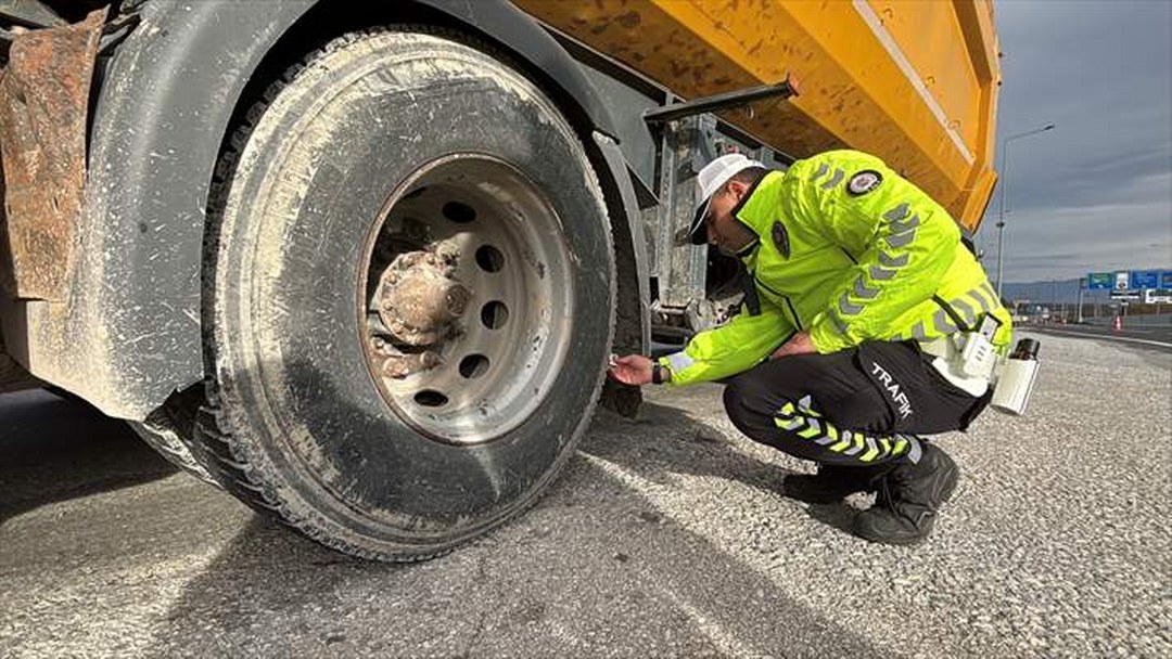 D-100 kara yolunun Bolu Dağı geçişinde kış lastiği uygulaması yapıldı