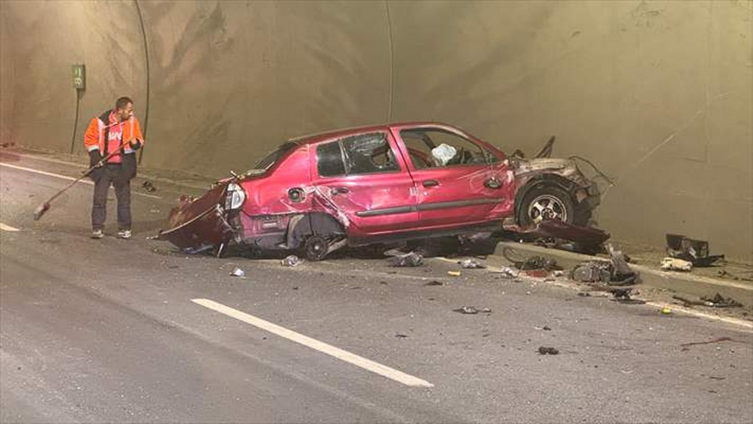 Zonguldak’ta tünelin duvarına çarpan otomobildeki 2 kişi yaralandı