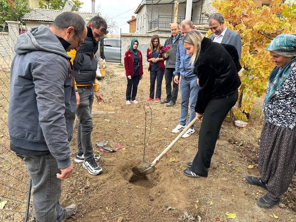 Hüyük’te evde sağlık hizmetinden yararlanan yaşlı hastalar adına fidan dikildi