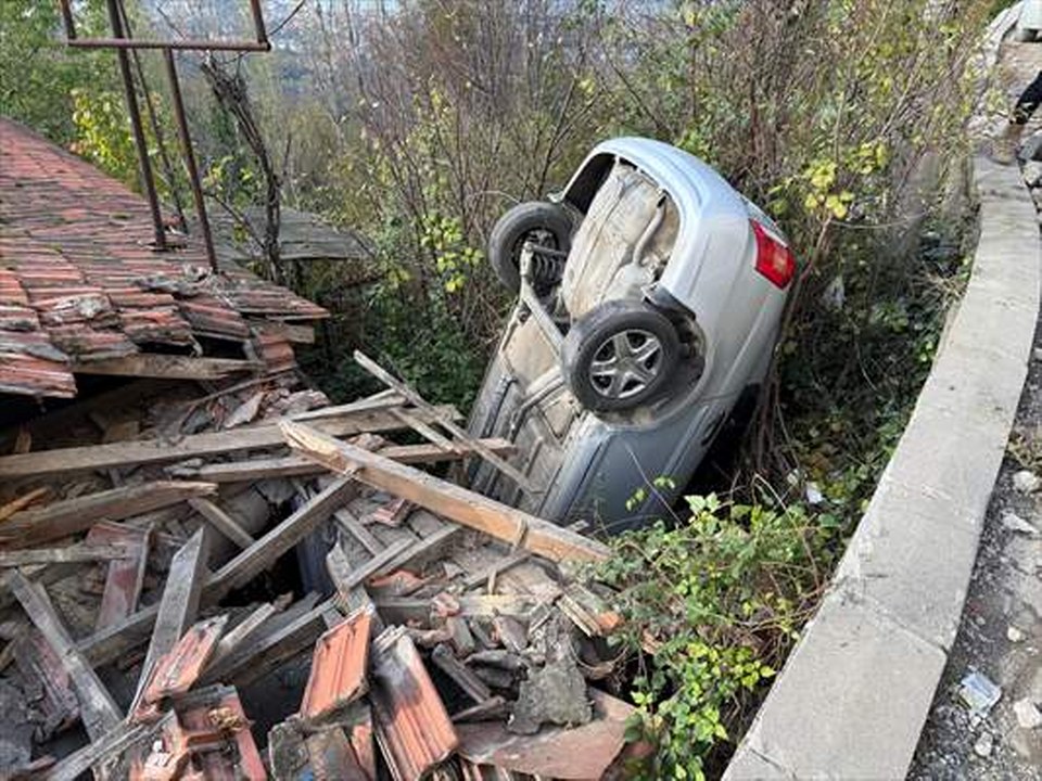 Zonguldak’ta otomobil kullanılmayan bir evin çatısına düştü