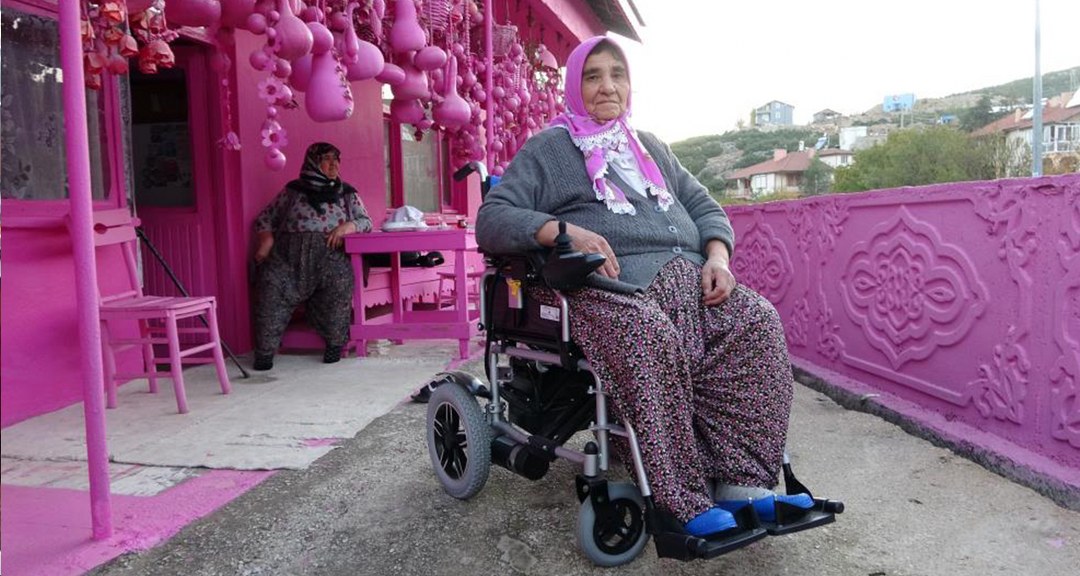 75 yaşına kadar bütün hayatını pembeye boyadı, akülü arabasına gücü yetmedi