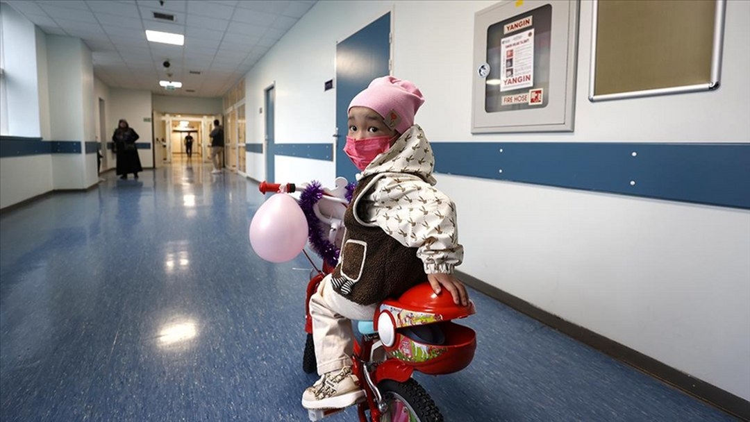 Kırgızistanlı aplastik anemi hastası çocuk, annesinden alınan kök hücreyle sağlığına kavuştu