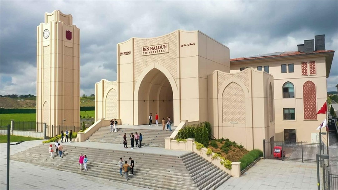 İbn Haldun Üniversitesi, çok dilli eğitim modeli ve burslarla öğrencilerini dünyaya açıyor