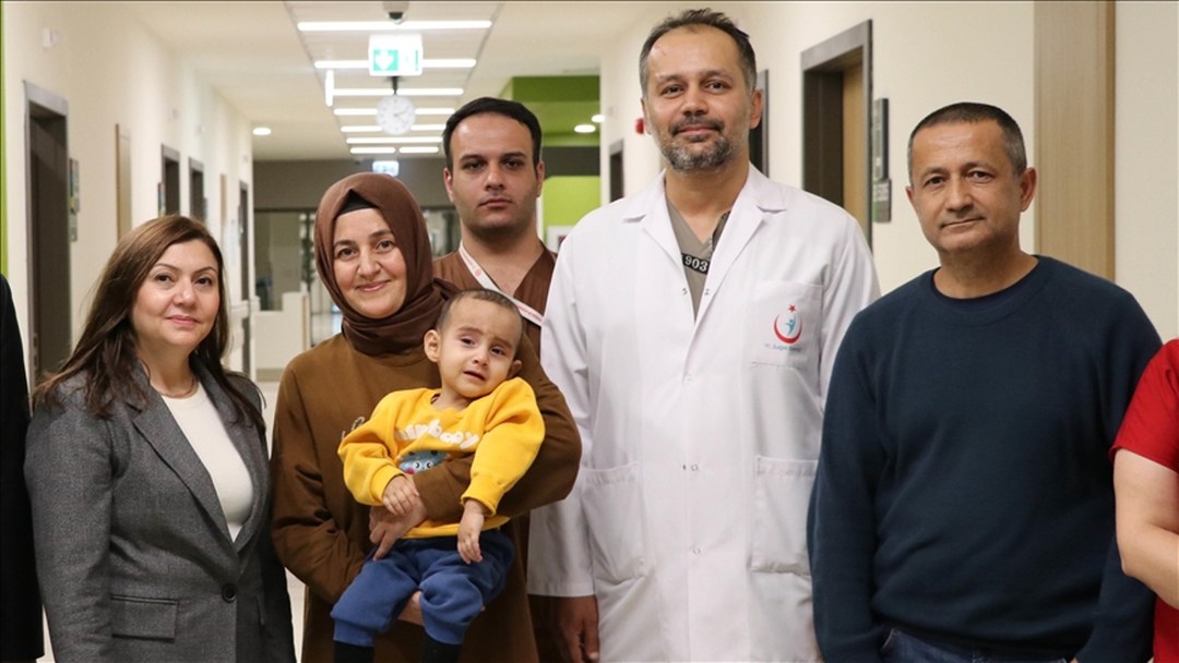 Gaziantep’te 13 aylık Hamza Tuğra beyin sapı implantıyla ilk kez duymaya başladı