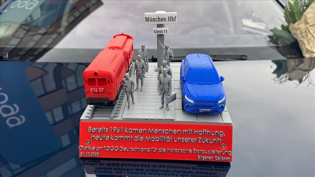 Almanya’da ilk teslimatlarını gerçekleştiren TOGG’un yetkililerine “1961 göç ve geleceğin mobilitesi” sürprizi